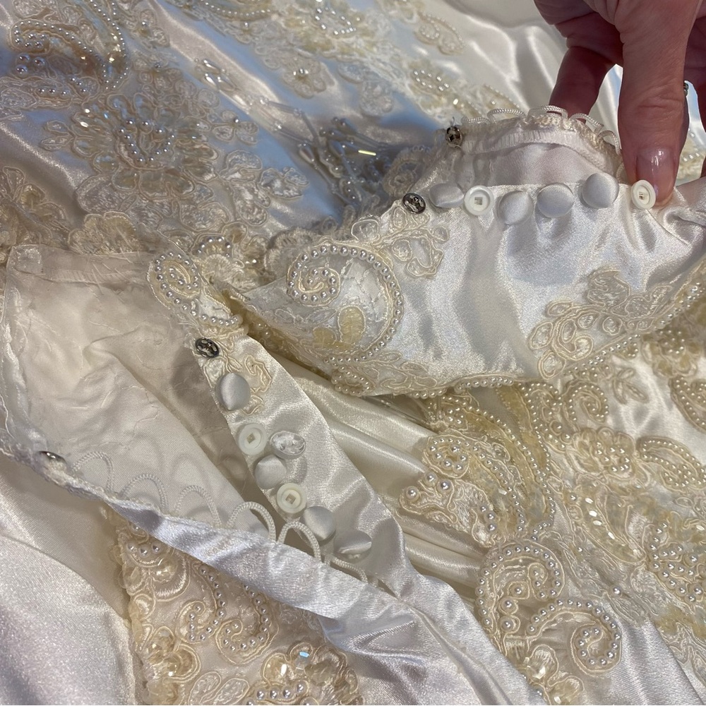 Szu Ling Chen Bridal Gown Beading Long Detachable Train Vintage -Says 12W and 10 - Picture 7 of 17